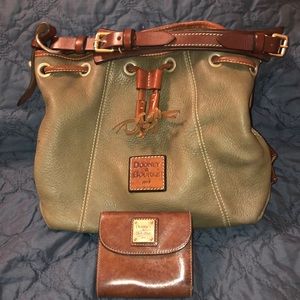 Shoulder bad with wallet